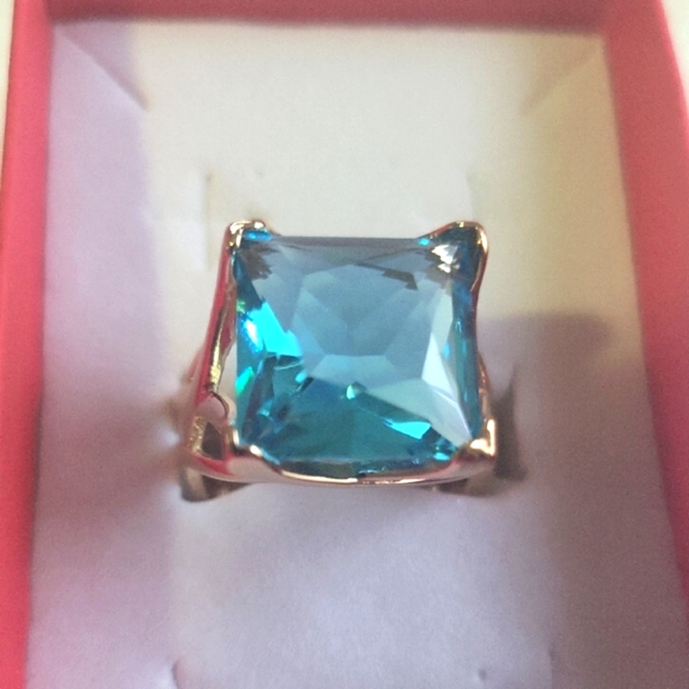 Vibrant Blue and Gold Ring with Square-Cut Gemstone - Picture 5 of 9